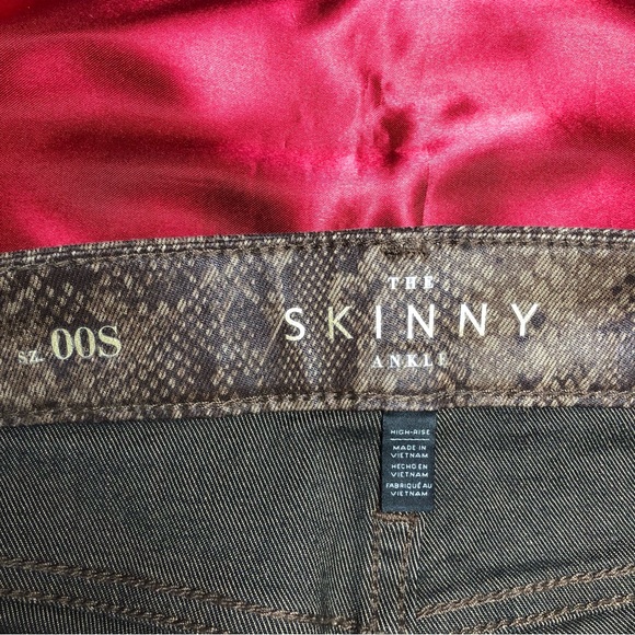 ⭐️NEW⭐️White House Black Market (WHBM) Python Print Coated Skinny Ankle Pant - Picture 6 of 7